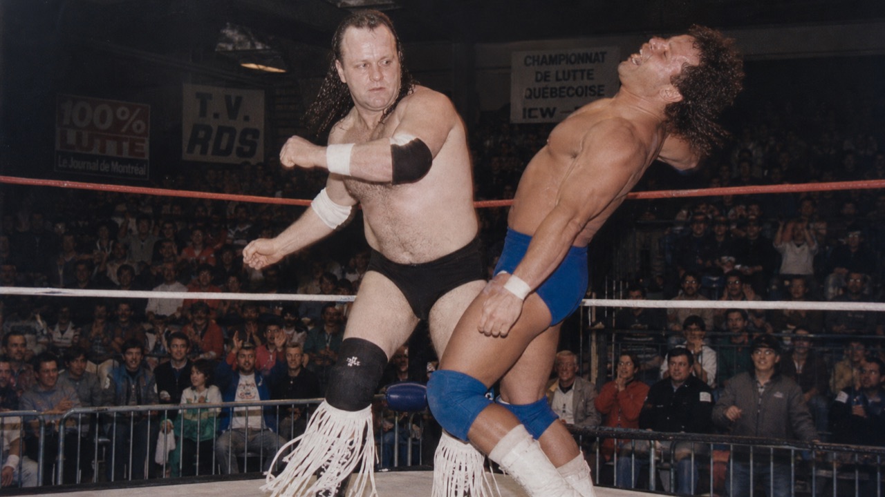 Guy Sauriol dans le ring lors d'un échange percutant pendant un combat d'archives