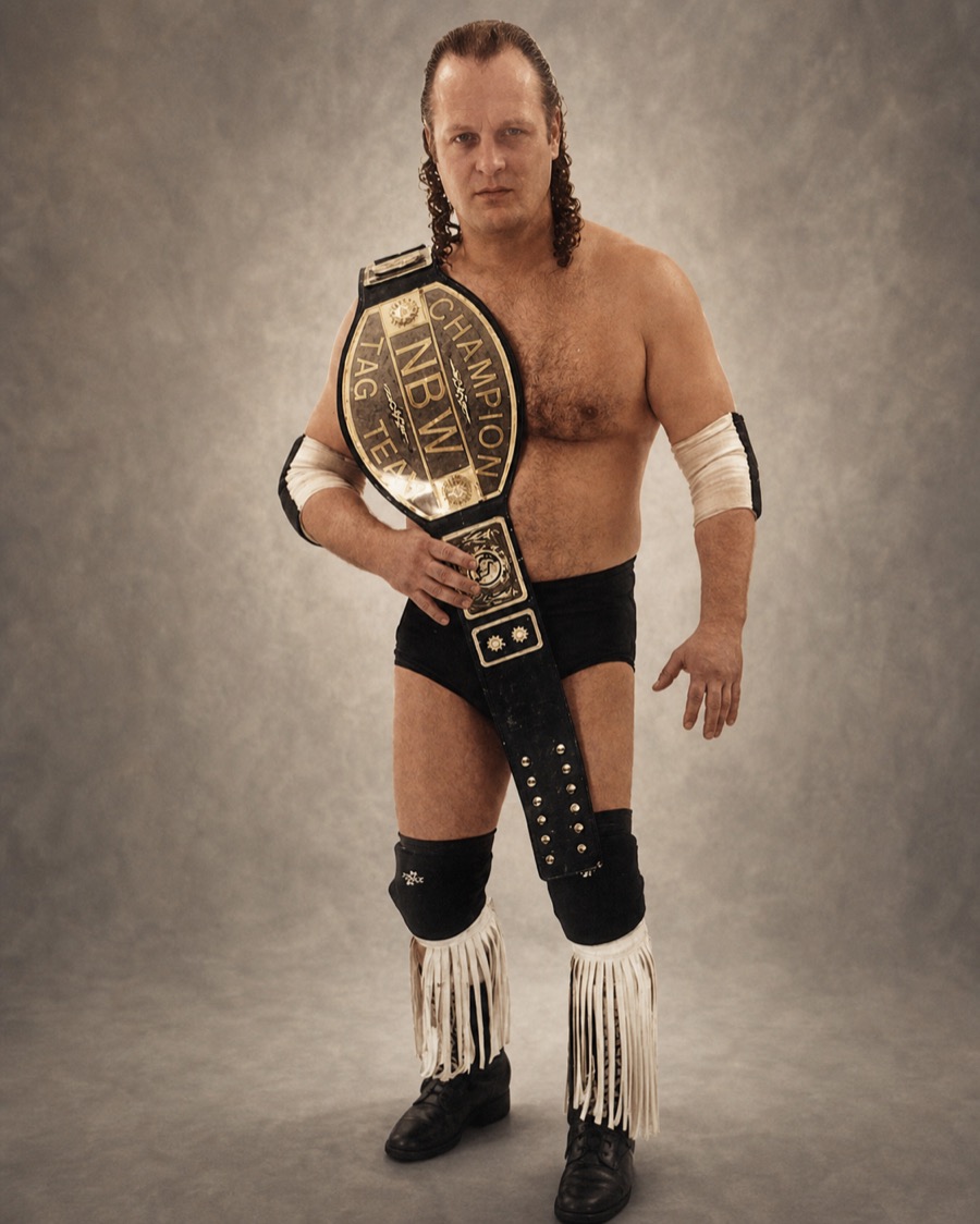 Portrait de Guy Sauriol debout avec une ceinture de championnat par équipe
